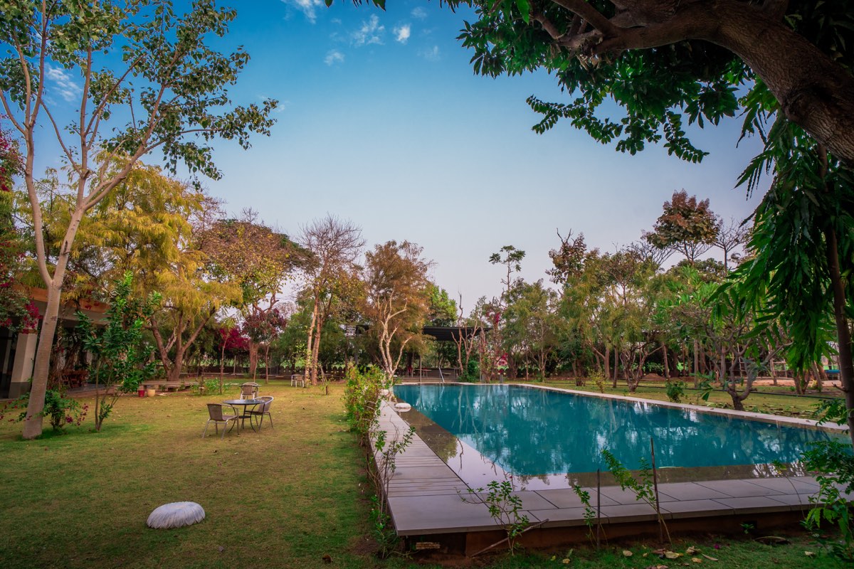 The pool, wide