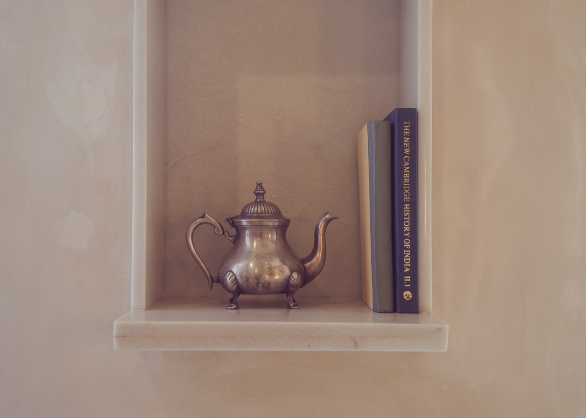 Shelf and kettle