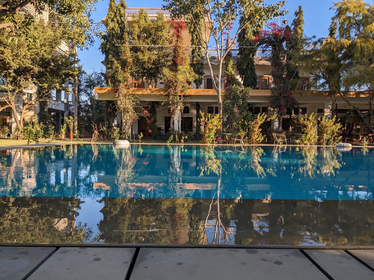 Pool and garden close to the rooms