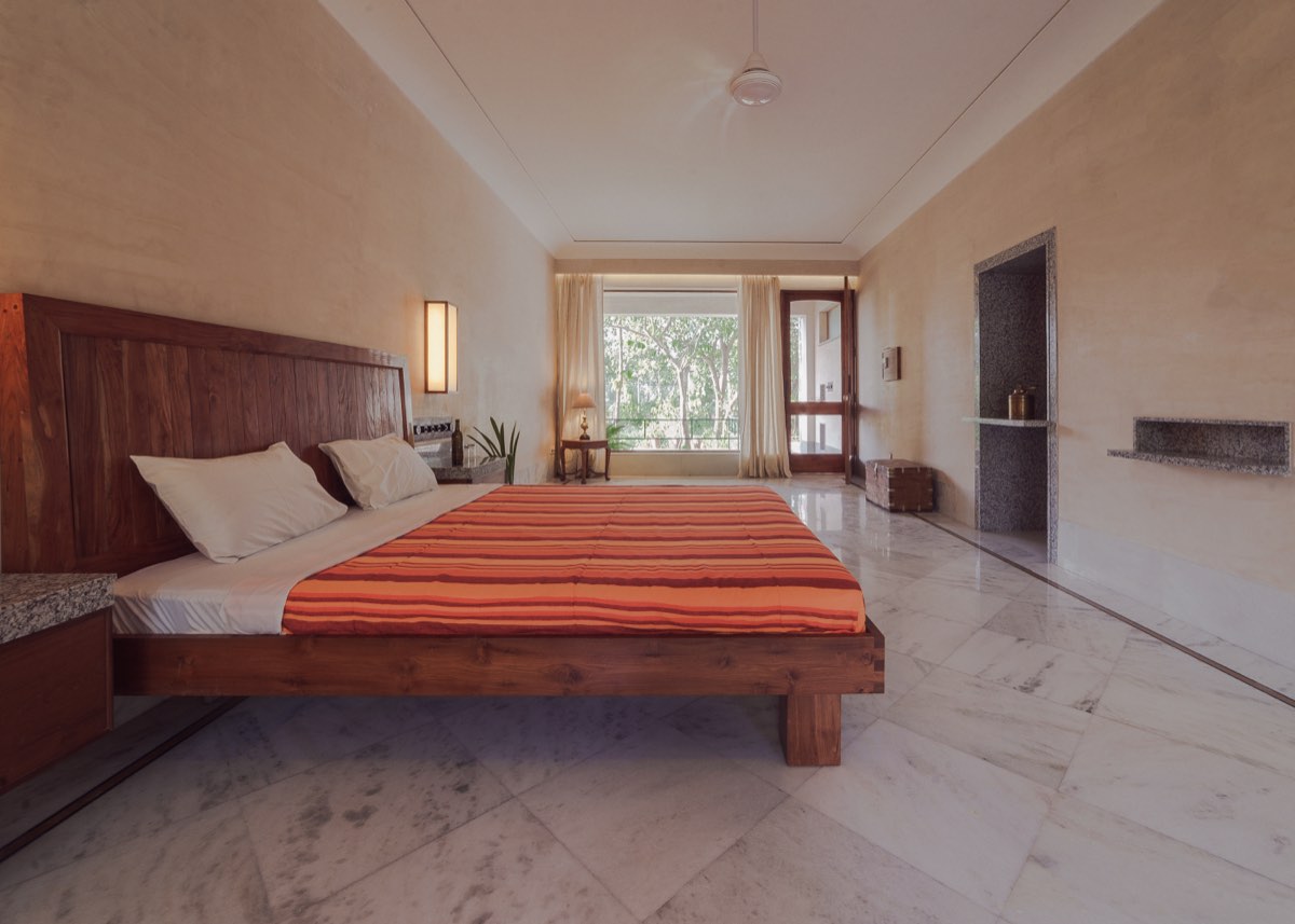 The bedroom, wide, in marble