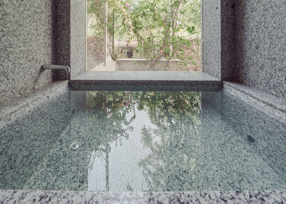 The filled tub and the green window